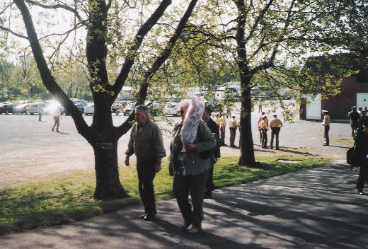 waren eigens aus Thüringen angereist, im Hintergrund rechts der Tatort - Foto H.Hille