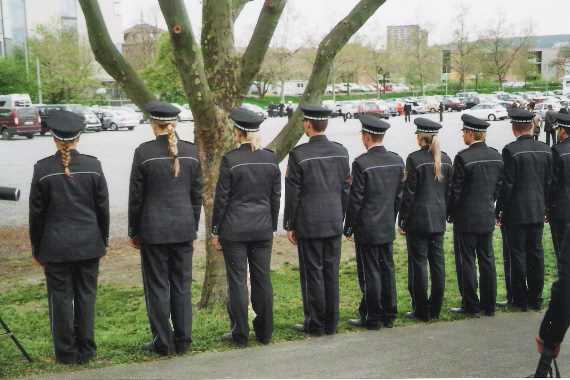 Polizeischlerinnen mit Zopf