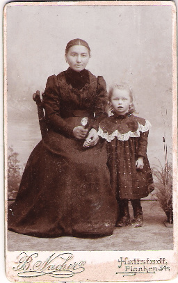 Anfang des Jahrhunderts: mit ihrer Mutter (+ ca. 1932). Foto Atelier B.Nachers Hettstedt - einziges Bild, was ich von Großeltern überhaupt habe
