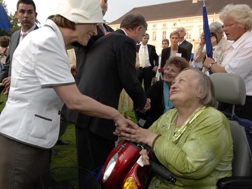 auf dem Sommerfest 2006 des Bundespr�sidenten: Begr��ung durch das Pr�sidentenpaar - Foto Bundespresseamt